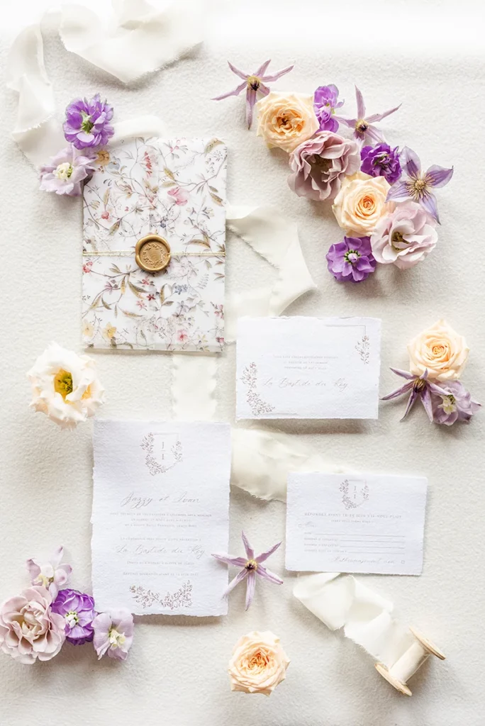 Démarche créative de Mickael Courtois à travers une composition de flatlay de faire part de mariage, mettant en lumière l'esthétique, les matière ainsi que le sens du détail.