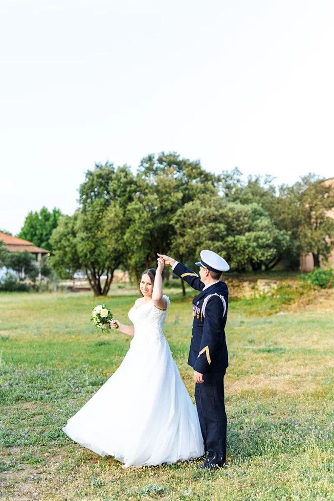 Des mariés dansant en extérieur au salon du Mirapier à Cornillon Coufoux lors d'un mariage en Provence.