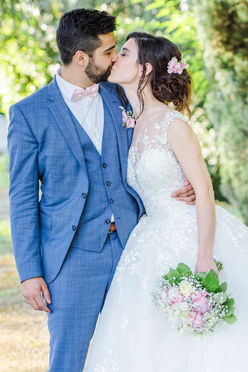 Mariés s'embrassant au Domaine du Vert Moulin, au Puy-Sainte-Réparade lors d'un mariage en Provence