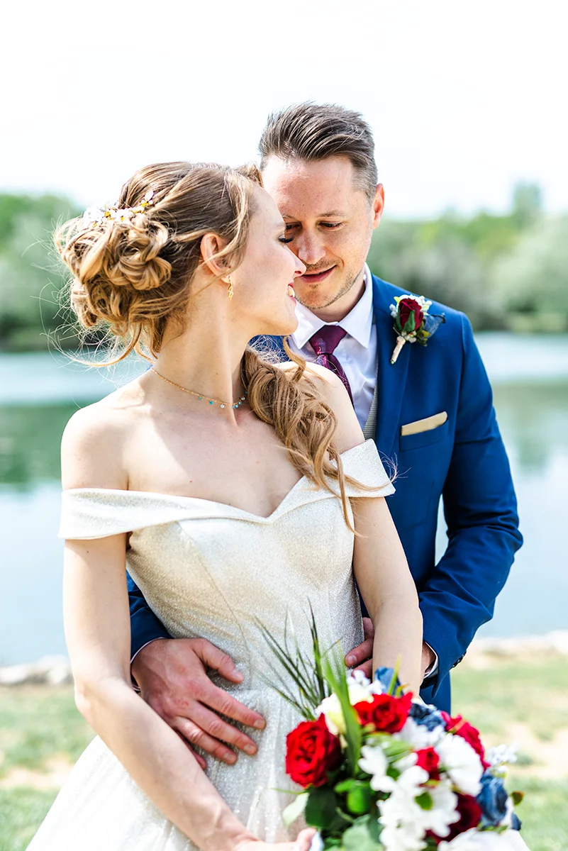 Portraits des mariés réalisés au bord de l'eau à l'Alizé à Vitrolles lors d'un mariage en Provence.