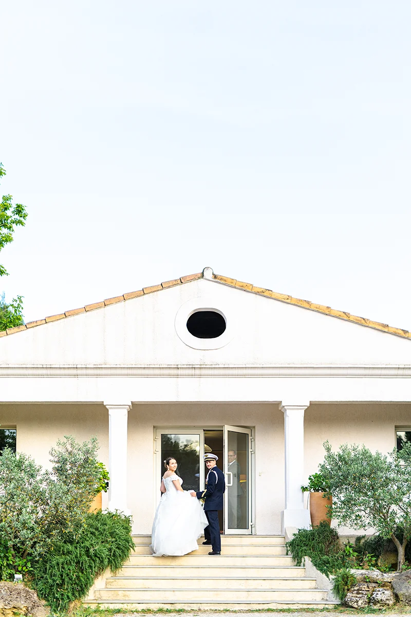 Des mariés de vans la façade du Salon du Mirapier à Cornillon-Confoux lors d'un mariage dans le sud de la France.