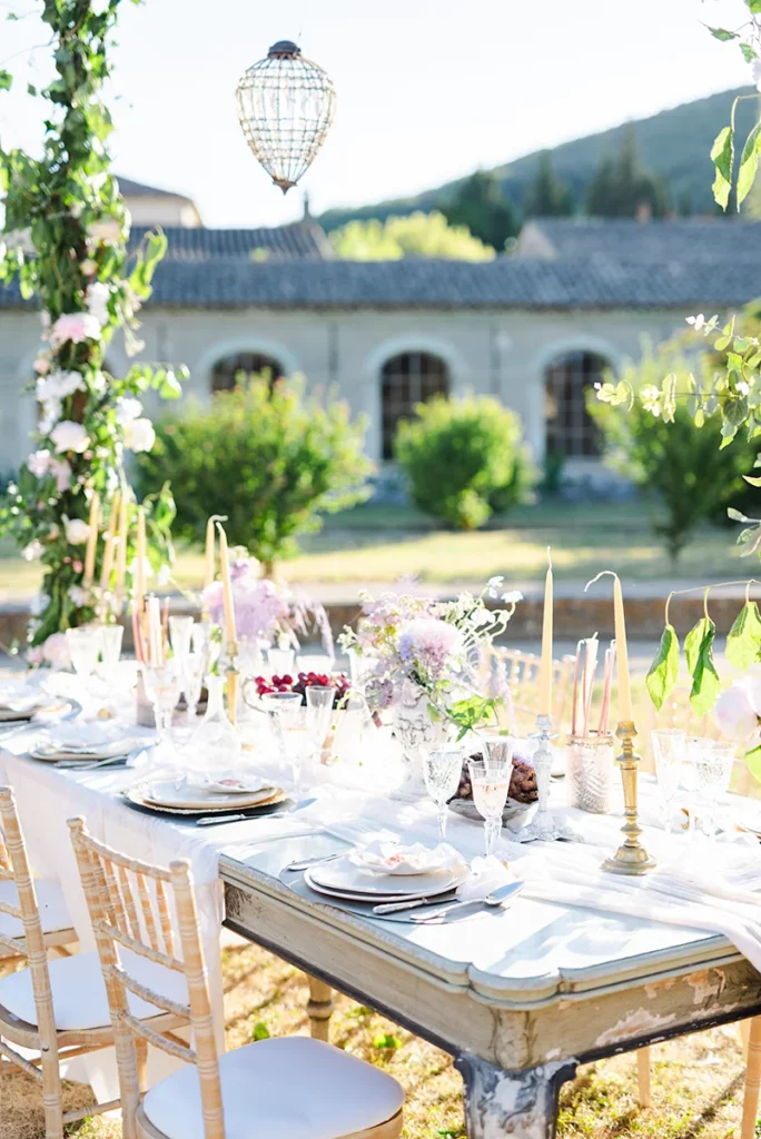 Table de réception de mariage élégante en plein air à la Chartreuse de Valbonne lors d'un mariage.