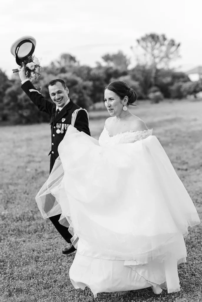 Des mariés marchant ensemble lors du mariage au Salon du Mirapier à Cornillon-Confoux.