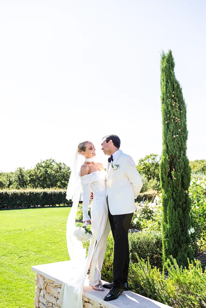 Couple de mariés dans le Domaine de la Bastide Saint Georges à Forcalquier lors de leur mariage.