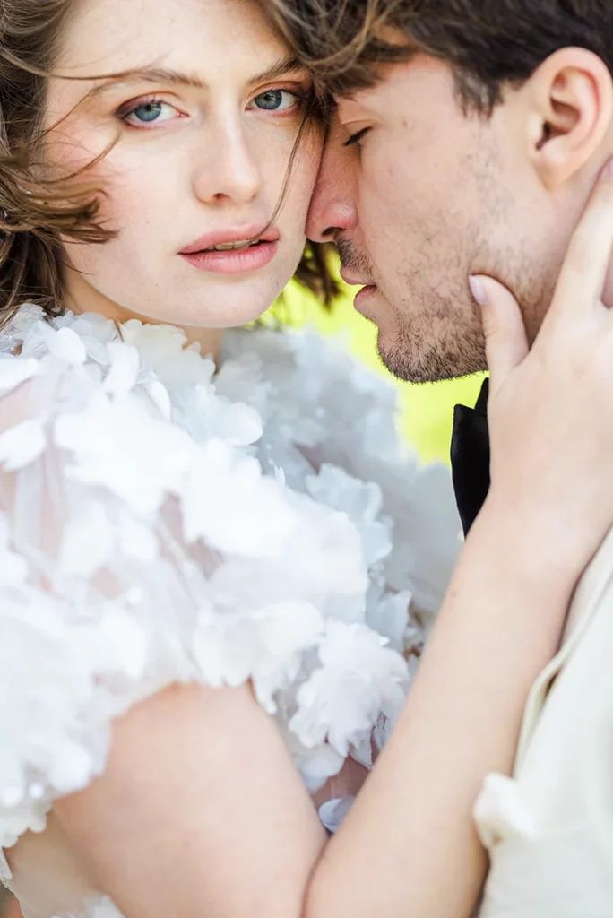 Portrait intime des futurs mariés réalisé dans une esthétique dans la photographie de mariage Fine Art dans le sud de la France