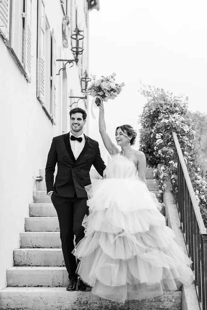 Couple de marié descendant les escaliers de la Bastide du Roy à Antibes après leurs cérémonie de mariage sur la Côte d'Azur