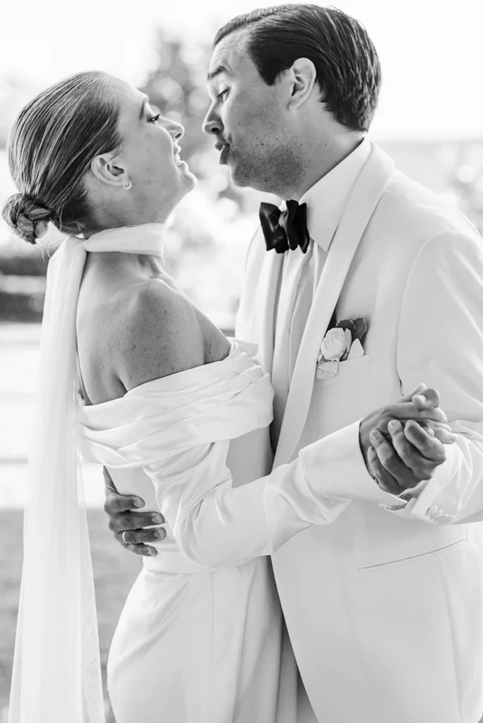Couple de marié dans un moment de complicité lors d'un mariage à la Bastide saint Georges à Forcalquier en Provence