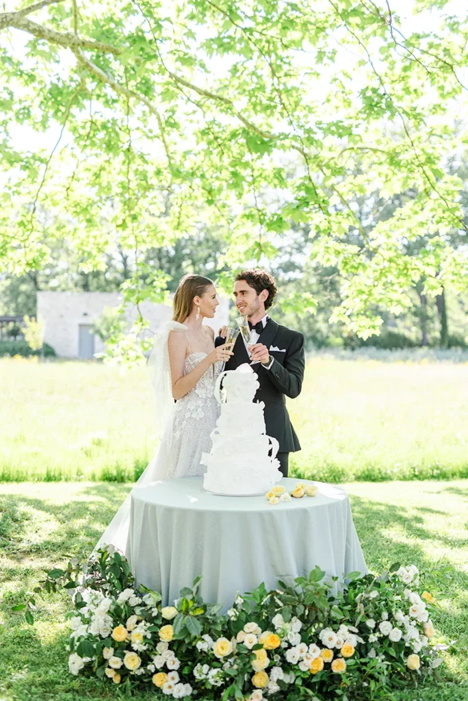 Couple de futurs mariés célébrant leurs mariage au château Fonscolombes en Provence autour du gâteau de mariage
